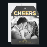 Märkre för  av Chalkboard-Helgdag-fotokort Julkort<br><div class="desc">Ditt favoritfoto accentueras med "Cheers" skrivet i vintage Marquee ljus på en trendig chalkboard-bakgrund. Det är tryckt på det Märkre-formade kortet,  så att det lätt kan bindas med ett band och vara utsänt eller bundet till en flaska,  presentväska eller present.</div>