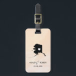 Märkre för bagage för Alaska kartabröllop med pars Bagagebricka<br><div class="desc">Dessa statliga bagagemärkre gör de perfekta bröllopgåvamärkrna eller välkomnandet att hänga lös märkre. Bind den till din gåva i stället för en typisk papper gåvamärkre, och de kan använda den för månader och år till komen. Märkre har en bakgrund för persikaaprikosvattenfärg. Använd "skräddarsy vidare" alternativ att förlägga hjärtan på bröllopläget....</div>