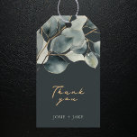 Märkre för bröllopsförmån för Eucalyptus gren söt  Presentetikett<br><div class="desc">Den här eleganten favärde-taggen innehåller ett snyggt "Tack"-skript som skrivs i snyggten guld-färgad, med parets namn under i ett klassiskt serif-teckensnitt. Märkrn är försedd med delikat eukalyptus löv i mörk grönt bakgrund och blandar modern sofistikering med naturinspirerad charm. Perfekt för att lägga till en liten bit av anpassning till bröllopsfavörer,...</div>
