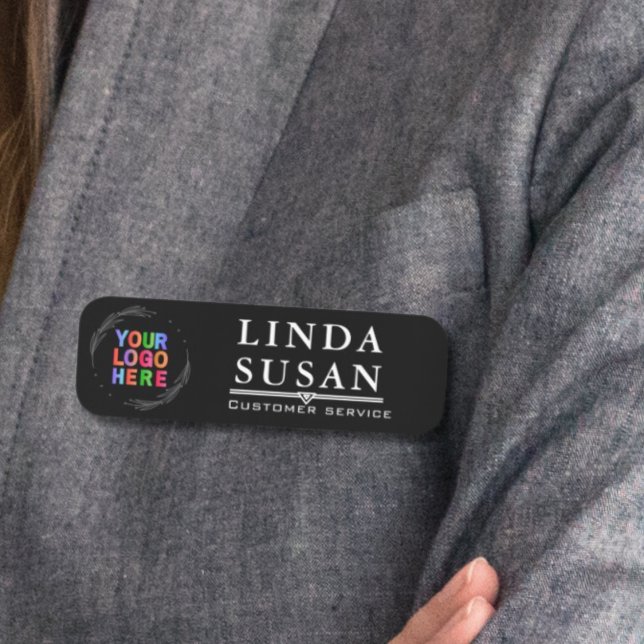 Märkre med eget namn med svart Logotyp och text Namnbricka (Skapare uppladdad)