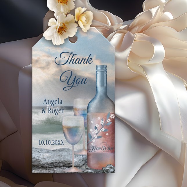 Märkrn Beach och Vin Wedding Favor Tack Gift Presentetikett (Wedding Thank You gift tag featuring a painting of a wine bottle with two glasses on the beach)