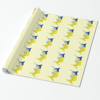 Marlinbaby som slår in papper presentpapper