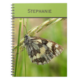 Marmorerad vit fjäril på gräs anteckningsbok