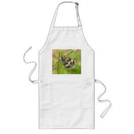 Marmorerad vit fjäril på gräs långt förkläde