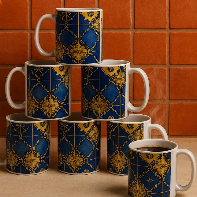 Marockansk Moorisk Elegant Blått och Guld Mönster Kaffemugg (Moroccan pattern blue gold ceramic coffee mugs on a kitchen counter. Buy in sets for family/guests)