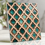 Marockansk Quatrefoil Tile Teal Rustic Vintage Kakelplatta<br><div class="desc">Ta med dig en liten elegans till ditt hem med den här vackra marockanska keramikplattan. Konstruktionen har en upprepad kvadratfoil mönster i varierande grad av teal och turkos, med en nödrad, väftad avsluta och brun kontur för ett vintage utseende. Den här plattan är perfekt för att lägga till en unik,...</div>