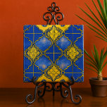 Marockanska Mönster Quatrefoliils Blue och Guld Kakelplatta<br><div class="desc">Adekorativ keramisk plattor med denim lapis blue och deep golden gult ochre quatrefoil mönster inspirerad av marockansk konst och design. Ett vackert accent biet för alla eleganter, det ser underbart ut som om det visas på ett ålställ eller ramat som konst eller som bas för ett vas av glas. Kan...</div>