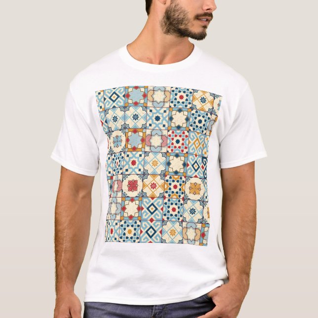 Marockanska plattor, färglösa, sömlösa mönster. t shirt (Framsida)