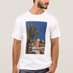 MAROCKO, Anti Atlas, TAFRAOUTE-området: ADAI, Röd Tee Shirt