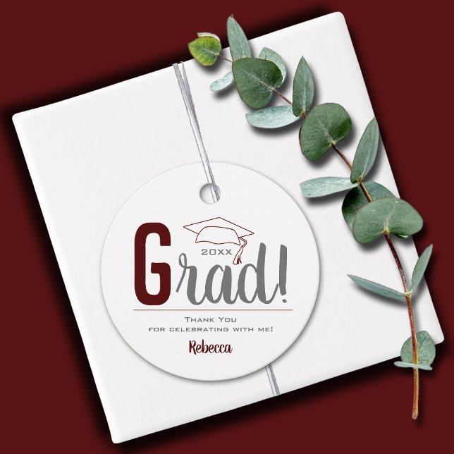 Maron och Grått Studentmössa Gåvor Etiketter (2" round personalized graduation favor gift tags in gray and maroon grad cap )