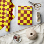 Maron och Gult Kontrollerad Vintage Presentpapper<br><div class="desc">Papper radbrytning av Vintage med markering och Gult Kontrollerad</div>