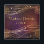 Marondesign med Wispy Guld accents Bröllop Magnet<br><div class="desc">En söt maronbakgrund med en klokare gräns av böjt linjer och ömtåliga blommor omgivna av mousserande färgader. En söt- och elegant-design. Anpassa med briden och rummen namn och bröllop.</div>