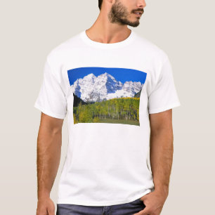 Maroon Bells med höst Aspen skog. Tee