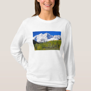 Maroon Bells med höstfärgad aspeskog. T Shirt