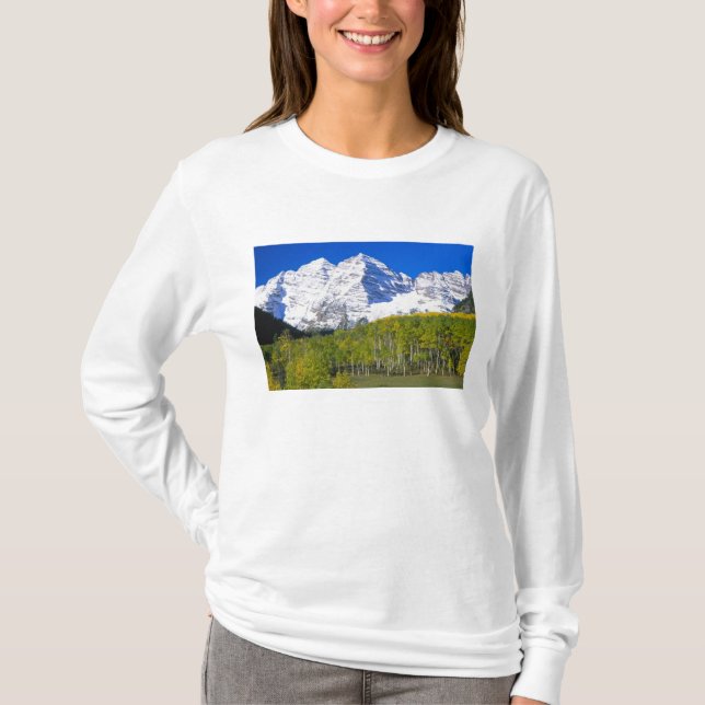 Maroon Bells med höstfärgad aspeskog. T Shirt (Framsida)