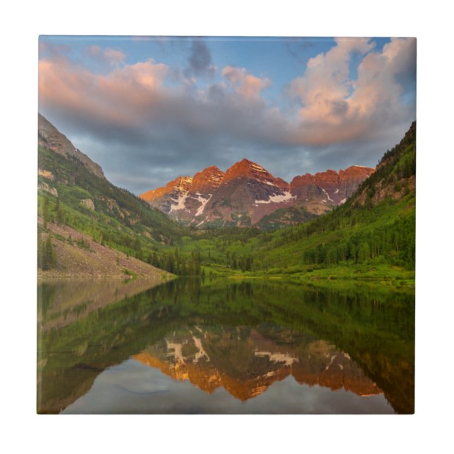 Maroon Bells reflekteras i lugna Maroon Lake 2 Kakelplatta (Framsidan)