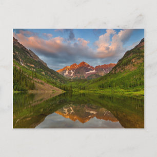 Maroon Bells reflekteras i lugna Maroon Lake 2 Vykort