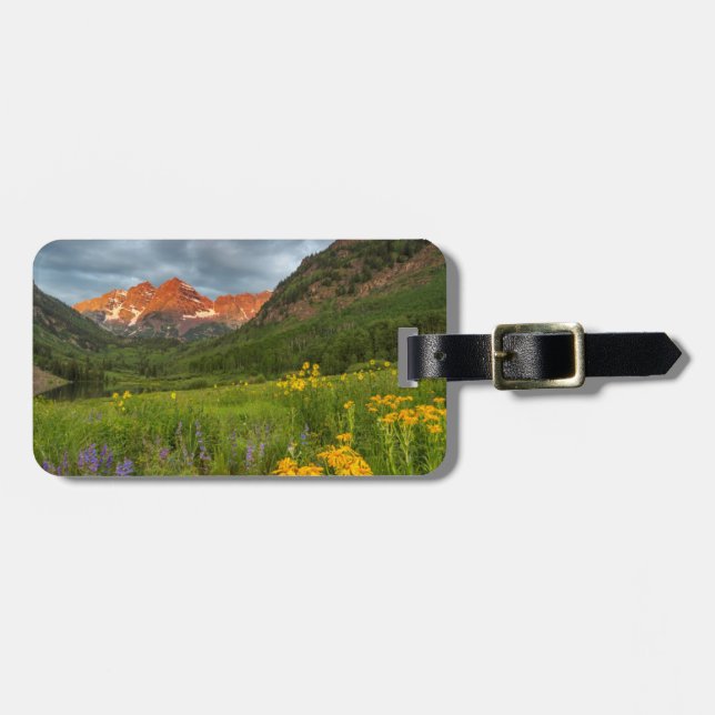 Maroon Bells reflekteras i lugna Maroon Lake Bagagebricka (Horisontell Framsida)