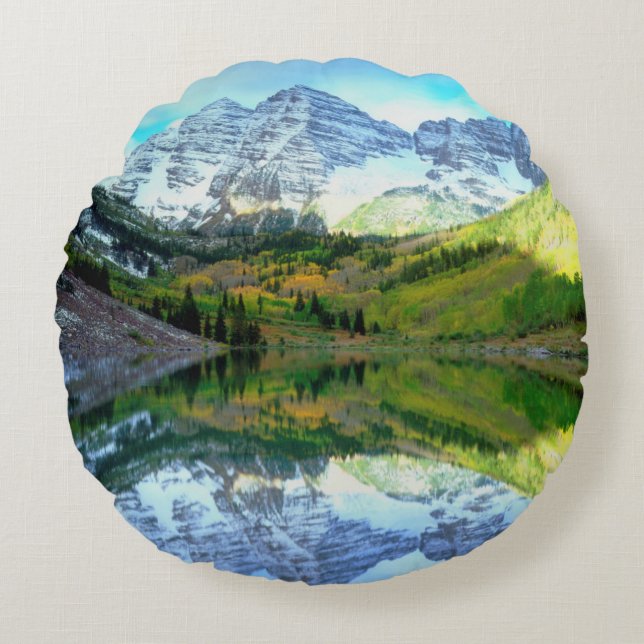 Maroon Bells speglar sig i Maroon Lake Rund Kudde (Framsidan)