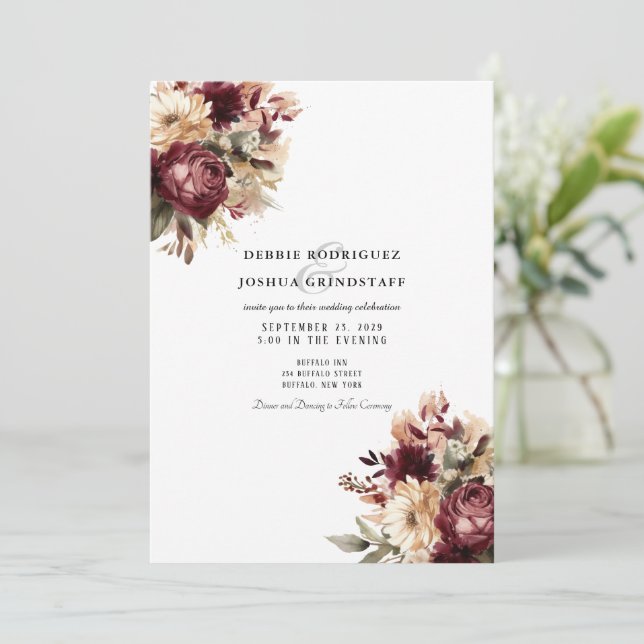 Maroon Burgundy Floral Wedding Invitation  Inbjudningar (Stående Fram)