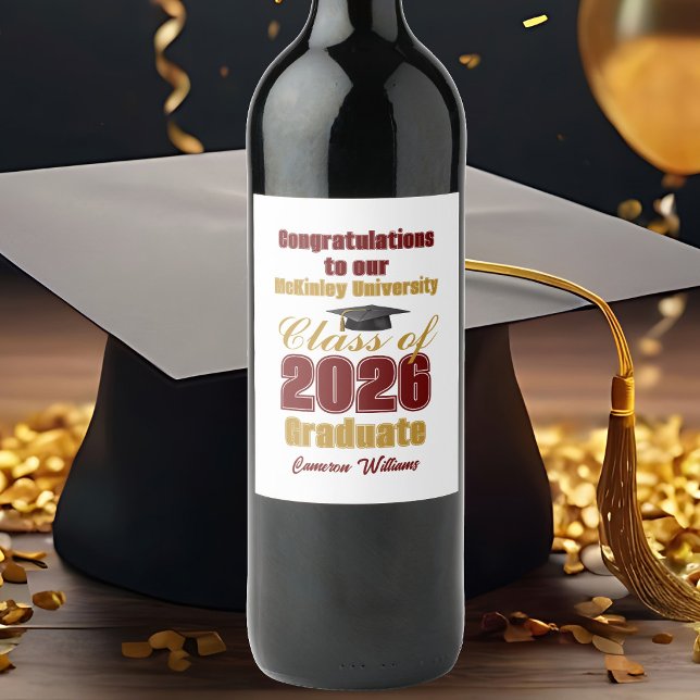 Maroon Gold Class of 2026 Custom Graduation Party Vinflaska Etikett (Skapare uppladdad)