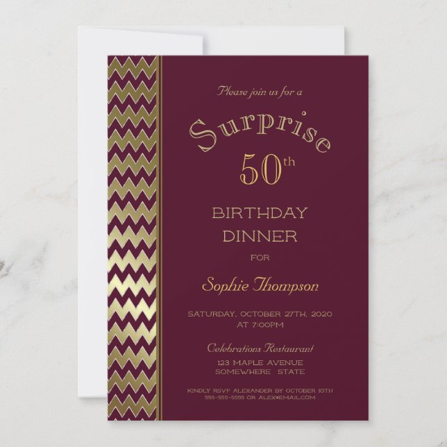 Maroon Guld Chevron Surprise 50:e födelsedag Inbjudningar (Framsida)