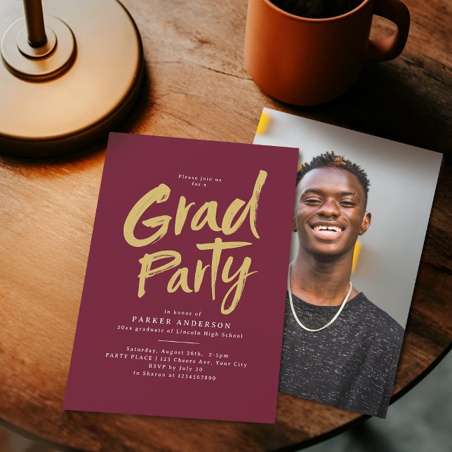Maroon Guld Simple Modern Push Script Grad Party Inbjudningar (Maroon Gold Simple Modern Brush Script Grad Party Invitation)
