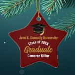 Maroon Guld Student Anpassningsbar Studenten stjär Julgransprydnad Keramik<br><div class="desc">Denna moderna maron och anpassningsbar studenten star-prydnadsföremål i maron och guld har klassmässig typografi av universiteten eller college namn för 2025-klassen. Anpassa med ditt graderingsår under handskrivet skript för chic och svart graderingshölje för en student-gåva med underbar personlig</div>