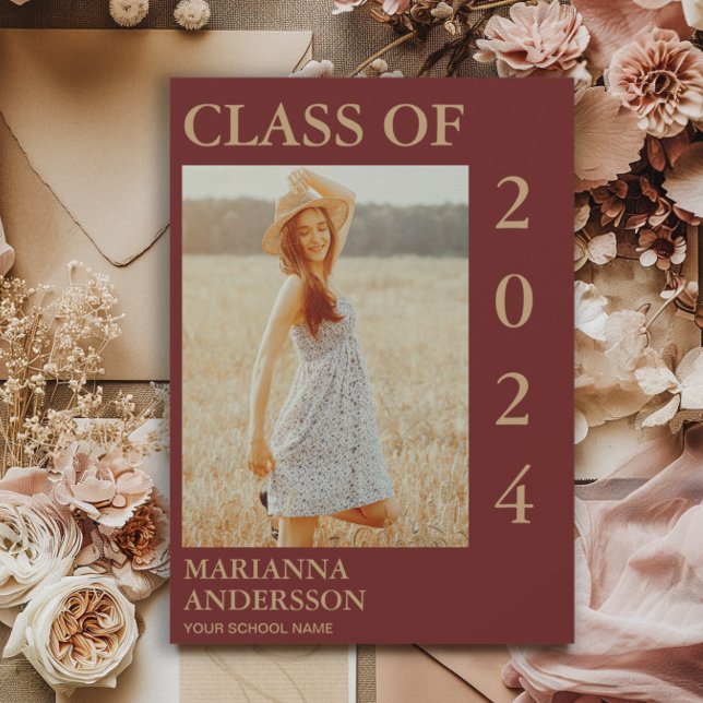 Maroon Guld Typography Photo Grad Announcement Inbjudningar (Burgundy and gold graduation photo announcement)