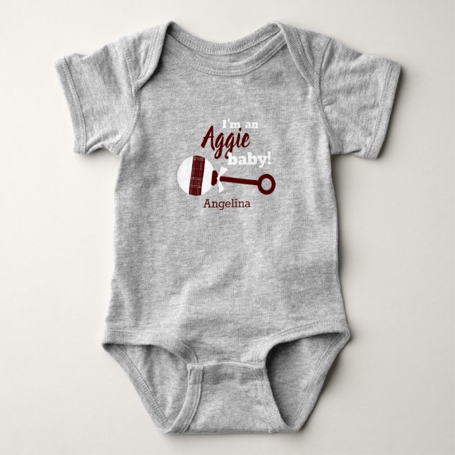 Maroon Play Rattle Aggie Baby Bodykostym T Shirt (Framsida)