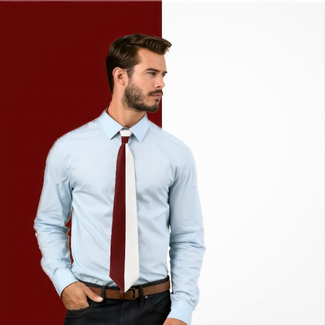 Maroon Red and White Split Färg Tie Slips (Man wears a Maroon Red and White Split Color Tie
)