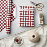 Maroon Red/White Diamond Mönster minimalist Male Presentpapper<br><div class="desc">En klassisk diamantcheck mönster i mörk röd och vit som är minimalistisk nog för att slå mot manar. Denna maronvariation av tidlös design påminner om den berömd-kontrollerade flagga av tävla-kretsar,  så det kommer att tilltala sport- och motorgelälskare.</div>