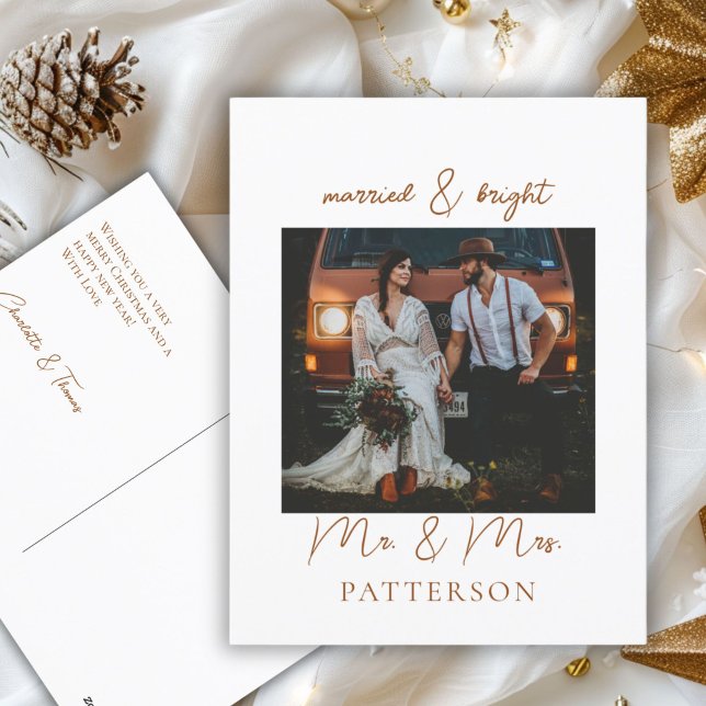 Married & Bright Kundenspezifische Foto Helgdag Po Helg Vykort (Customer specific, white, minimal, modern, "Married & Bright" Photo Card, script, brown font.)
