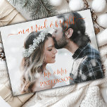 Married & Bright Kundenspezifische Schnee Foto Helg Vykort<br><div class="desc">Married & Bright Kundenspezifische Weihnachts-Foto-Karte mit Schneeflocken.</div>