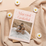 Married & Grateful Wedding Photo Peach Tack Kort<br><div class="desc">Simple and elegant wedding thank you card featuring a wedding photo with a typography text that says "married and grateful" with hearts. Message on the back of the card is editable and another picture can be added as well. This 2-sided thank you card is so timelessly stylish. The background is...</div>