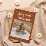 Married & Grateful Wedding Photo Terracotta Tack Kort<br><div class="desc">Simple and elegant wedding thank you card featuring a wedding photo with a typography text that says "married and grateful" with hearts. Message on the back of the card is editable and another picture can be added as well. This 2-sided thank you card is so timelessly stylish. The background is...</div>
