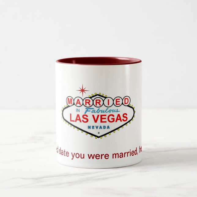 MARRIED I Las Vegas Mugg (Center)