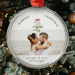 Married jul Cute Mistletoe Newlyweds Photo Julgransprydnad Metall<br><div class="desc">Skölj din första jul tillsammans med vår prydnad om "gift jul". Anpassad för nylanserings glada minnen med ditt favoritfoto från bröllop och en söt illustration av vattenfärgen mistletoe,  ditt namn och datum för nuptialer. 🎄 📸 #FirstjulJoy #PersonalizedKeepsak</div>