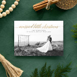 Married Little jul Newlyed Photo | GULD Julkort<br><div class="desc">Fira din första jul som gift par med det här fantastiska bröllop-kortet från helgdag. Ställe ett andra foto på baksidan och lägg till din egen anpassningsbar till närmaste och djupaste.</div>