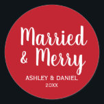 Married & Merry Newlyed Helgdag Red Round Large Runt Klistermärke<br><div class="desc">Rektur och merry Newlyed Helgdag Red Large Sticker Round</div>