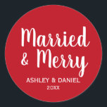 Married & Merry Newlyed Helgdag Red Round Large Runt Klistermärke<br><div class="desc">Rektur och merry Newlyed Helgdag Red Large Sticker Round</div>