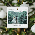 Married & Merry Newlyweds Photo Keepsak Julgransprydnad Keramik<br><div class="desc">En snyggt fotot av julgran-prydnadsämne med klassisk typografi "Gift och Merry" i svart på en ren,  enkel,  vit bakgrund. Foto,  text,  namn/s och år kan enkelt anpassas för att göra detta unika och personliga för dig. En enkel,  minimalistisk och contemporary julklapp för nya lywear!</div>