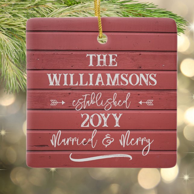Married och Merry Red Barn Första julfoto Julgransprydnad Keramik (Charming red barn personalized first married Christmas ornament with your photo)