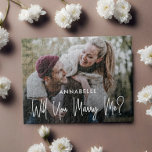 Marry mig Photo Pussel<br><div class="desc">Be henne att gifta sig med dig med en anpassningsbar fotopussel. Designen har ett enda foto,  ett typografiskt skript ''Kommer du att gifta mig med mig? i trendiget. Anpassa med namn.</div>