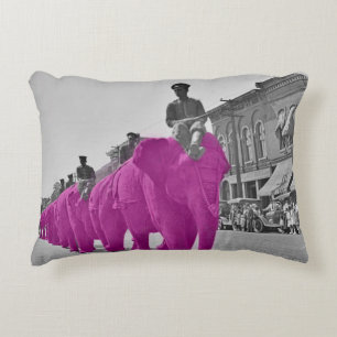 Mars av Rosa Elephant Circa 1920's Circus Prydnadskudde