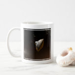 Mars Science Laboratory Aeroshell Capsule Kaffemugg<br><div class="desc">Artists idé om mars Science Laboratory aeroshell när det kommer in i martisk atmosfär. Kuriositetsrovern och rymdfarkostens bottenläge är säkert inkapslade i aerosolbehållaren vid denna punkt. I aerosolbehållaren ingår en värmesköld (på högerna,  vänd i färdriktningen genom atmosfären) och bakskal.</div>