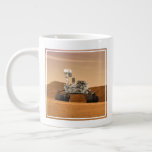 Mars Science Laboratory Curiosity Rover. 2 Jumbo Mugg<br><div class="desc">Artists idé om mars Science Laboratory Curiosity Rover,  en mobil robot för att undersöka Mars tidigare eller nuvarande förmåga att upprätthålla mikrobiellt liv.</div>