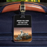 Mars Science Laboratory Curiosity Rover. 4 Bagagebricka<br><div class="desc">Artists idé om mars Science Laboratory Curiosity Rover, en mobil robot för att undersöka Mars tidigare eller nuvarande förmåga att upprätthålla mikrobiellt liv. I bild utreder roven ett sten på Mars med en uppsättning verktyg i slutet av rovens arm, som sträcker sig omkring 7 fot. Två instrument vid arm kan...</div>