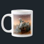 Mars Science Laboratory Curiosity Rover. 4 Jumbo Mugg<br><div class="desc">Artists idé om mars Science Laboratory Curiosity Rover, en mobil robot för att undersöka Mars tidigare eller nuvarande förmåga att upprätthålla mikrobiellt liv. I bild utreder roven ett sten på Mars med en uppsättning verktyg i slutet av rovens arm, som sträcker sig omkring 7 fot. Två instrument vid arm kan...</div>