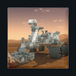Mars Science Laboratory Curiosity Rover. 4 Magnet<br><div class="desc">Artists idé om mars Science Laboratory Curiosity Rover, en mobil robot för att undersöka Mars tidigare eller nuvarande förmåga att upprätthålla mikrobiellt liv. I bild utreder roven ett sten på Mars med en uppsättning verktyg i slutet av rovens arm, som sträcker sig omkring 7 fot. Två instrument vid arm kan...</div>